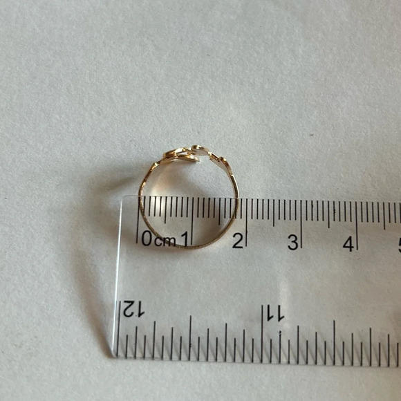 3/$20 Gold Tone Leaf Plant Patterned Circle Ring Size 6/7 - Picture 4 of 5